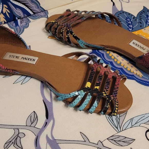 Steve Madden sandals multi color snake pattern worn once in house..size 7.5 - Picture 3 of 4
